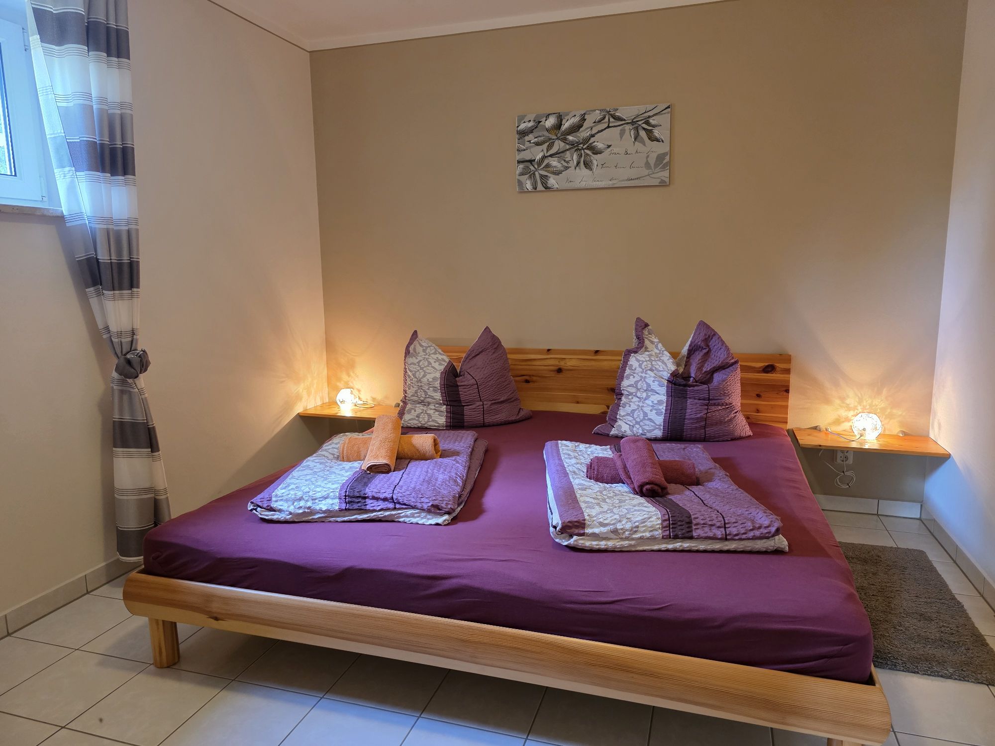 Schlafzimmer mit Doppelbett