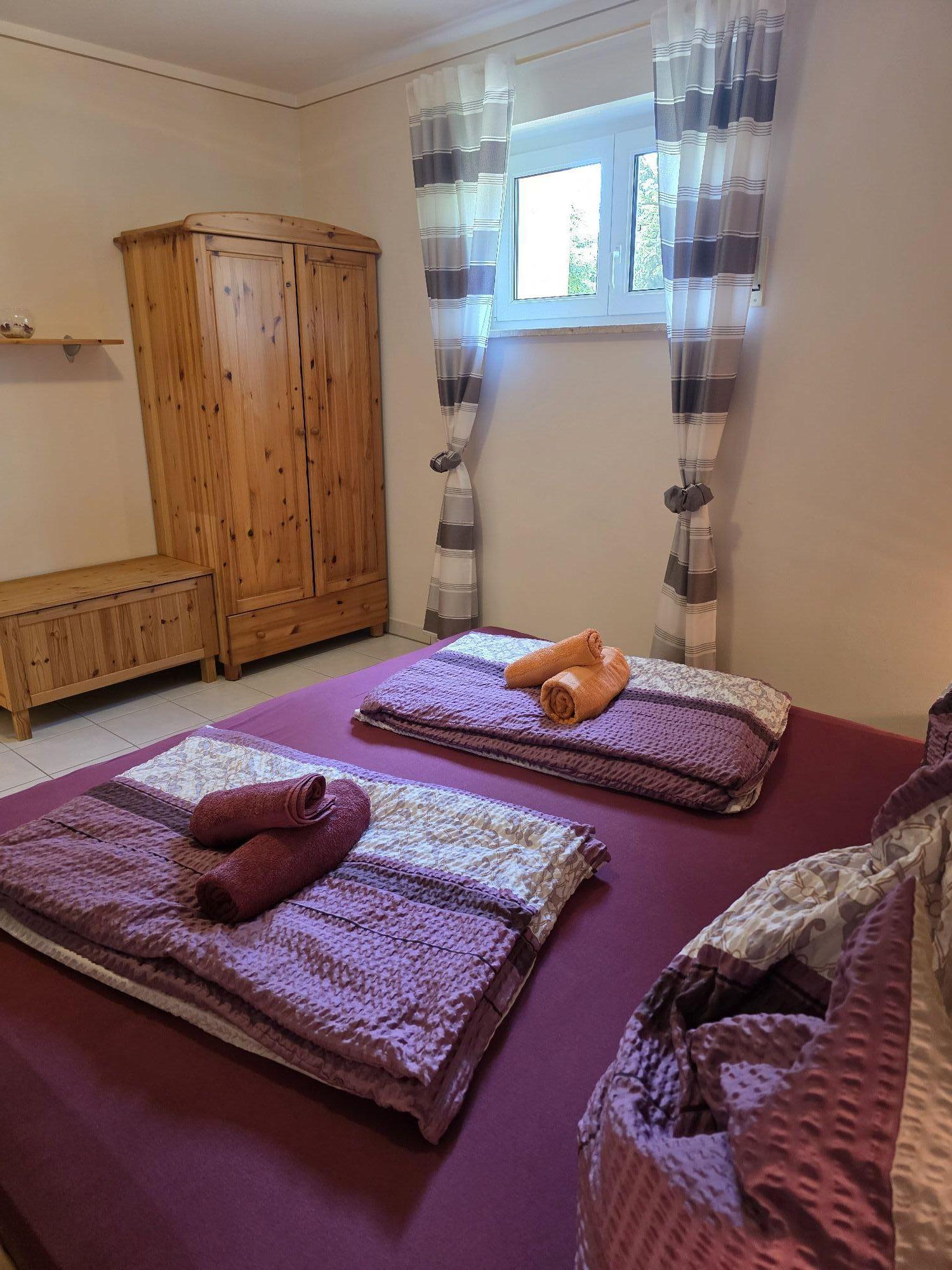Schlafzimmer mit Doppelbett