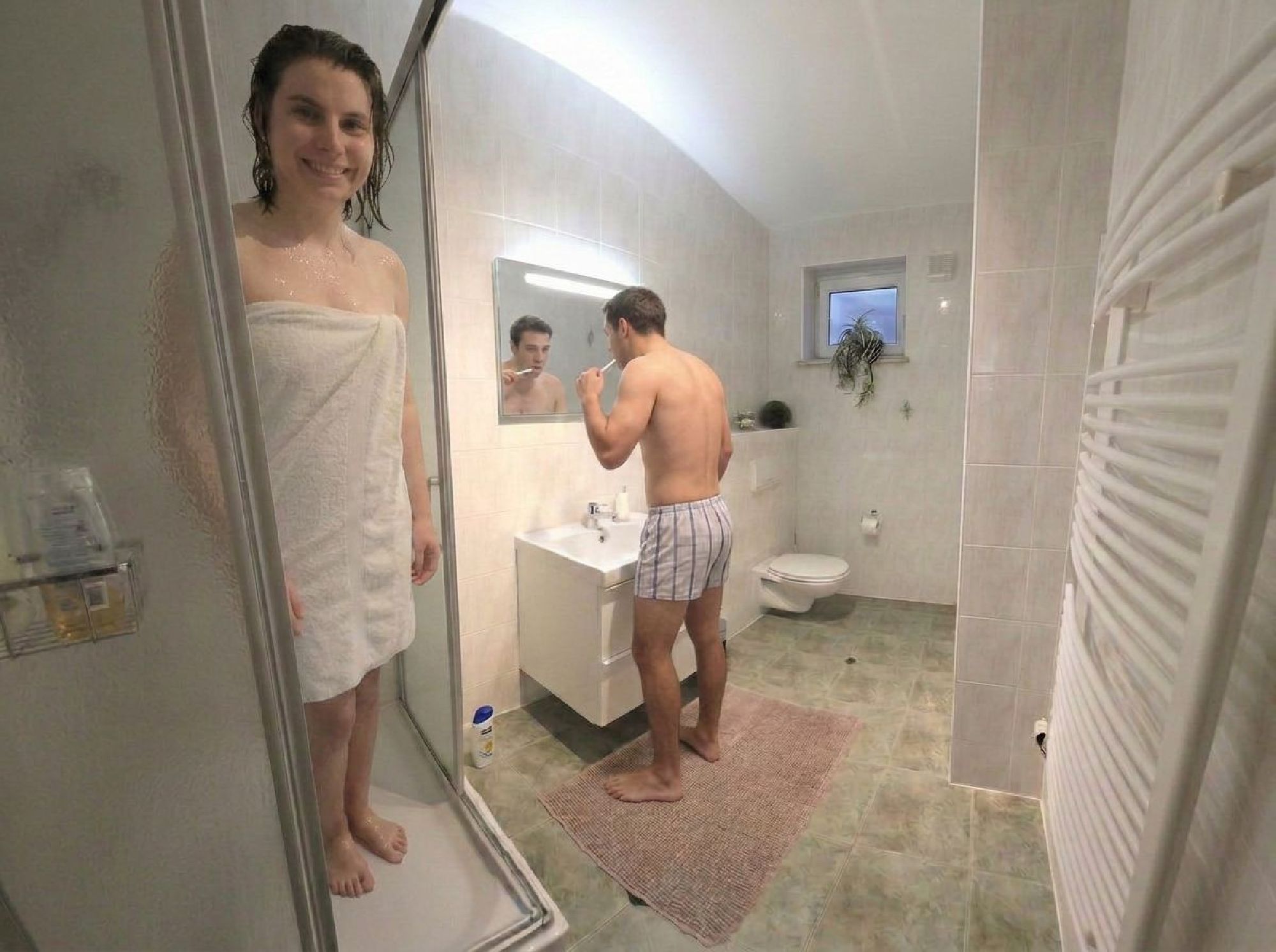 Bad mit Dusche und WC